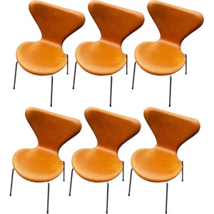 Silla Seven modelo 3107 fabricada en piel color coñac por Arne Jacobsen para Fritz Hansen