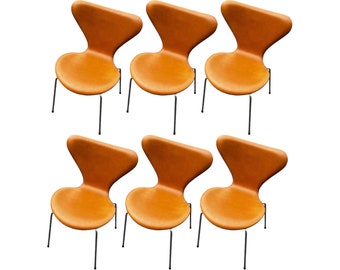 A set of 4/6/8/10/12 Seven chairs, model 3107, designed by Arne Jacobsen and manufactured by Fritz Hansen