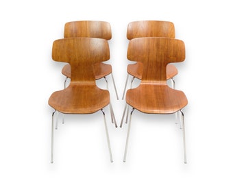 Set of four dining chairs by Arne Jacobsen in Teak wood Manufactured by Fritz Hansen from the 1960s
