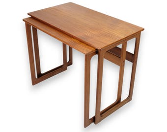 Puede incluir: Un conjunto de tres mesas nido de madera con acabado natural. Las mesas son rectangulares y tienen un diseño sencillo y moderno.
