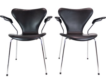 Seven chair with armrests Model 3207 of Black Leather by Arne Jacobsen & Fritz Hansen
