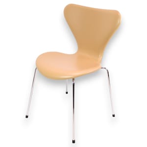 Silla Serie Siete, modelo 3107, en piel color crema Elegance, de Arne Jacobsen para Fritz Hansen