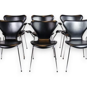 Set Of Six Seven Chairs With Armrest Model 3207 In Black Leather By Arne Jacobsen For Fritz Hansen