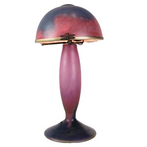 Lámpara de mesa francesa de cristal en colores violeta oscuro y burdeos decorada con mariposas firmada Le Verre Francais de los años 20