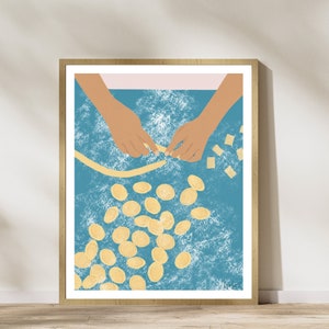 K&ouml;nnte beinhalten: Eine blaue und wei&szlig;e Illustration einer Person, die Pasta macht. Die H&auml;nde der Person sind beim Ausrollen eines langen Teigstreifens zu sehen, w&auml;hrend eine blaue Oberfl&auml;che mit kleinen, runden Pastast&uuml;cken bedeckt ist.
