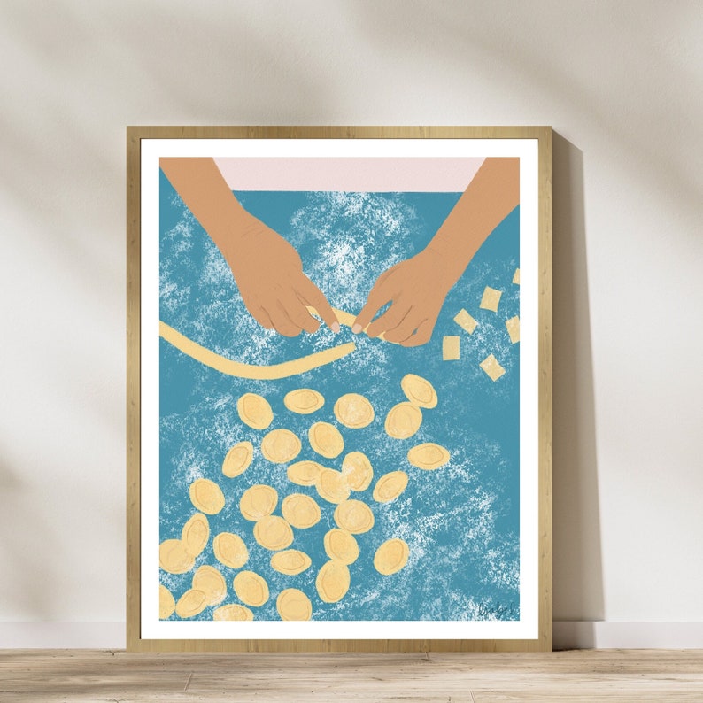 K&ouml;nnte beinhalten: Eine blaue und wei&szlig;e Illustration einer Person, die Pasta macht. Die H&auml;nde der Person sind beim Ausrollen eines langen Teigstreifens zu sehen, w&auml;hrend eine blaue Oberfl&auml;che mit kleinen, runden Pastast&uuml;cken bedeckt ist.