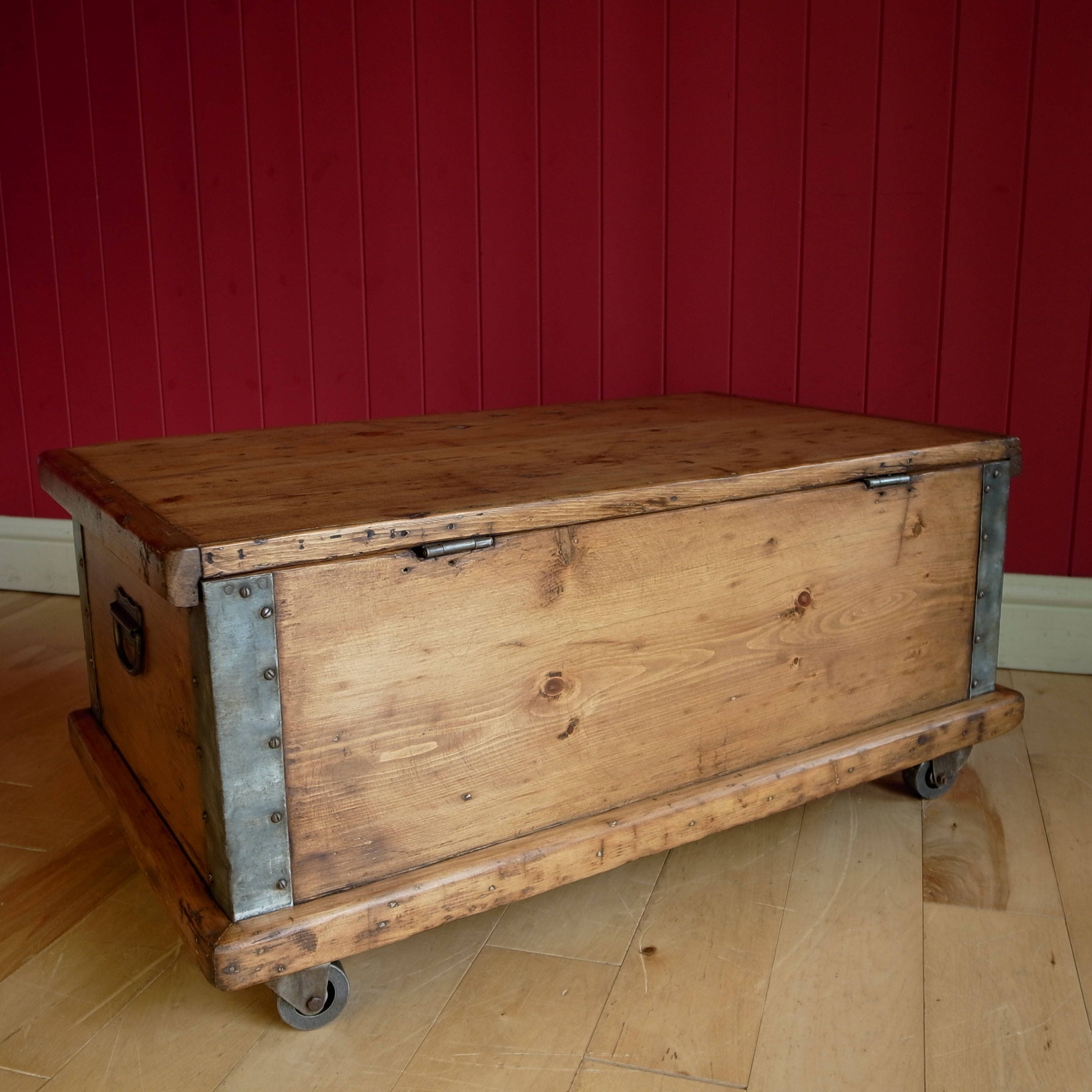 Reclaimed Vintage Industrial Wooden Tool Chest Storage Trunk Coffee