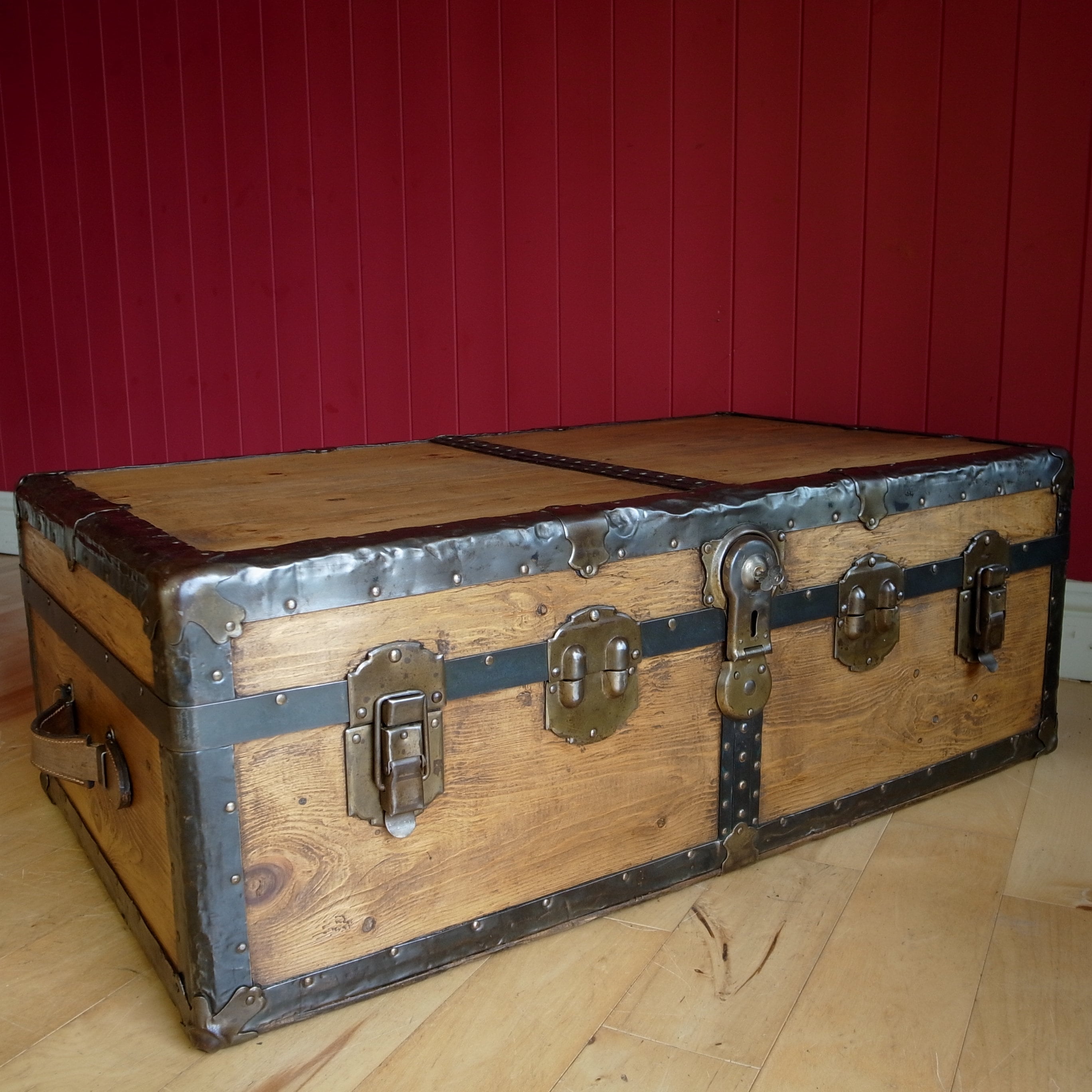 Antique Trunk History and Vintage Steamer trunk Information main page