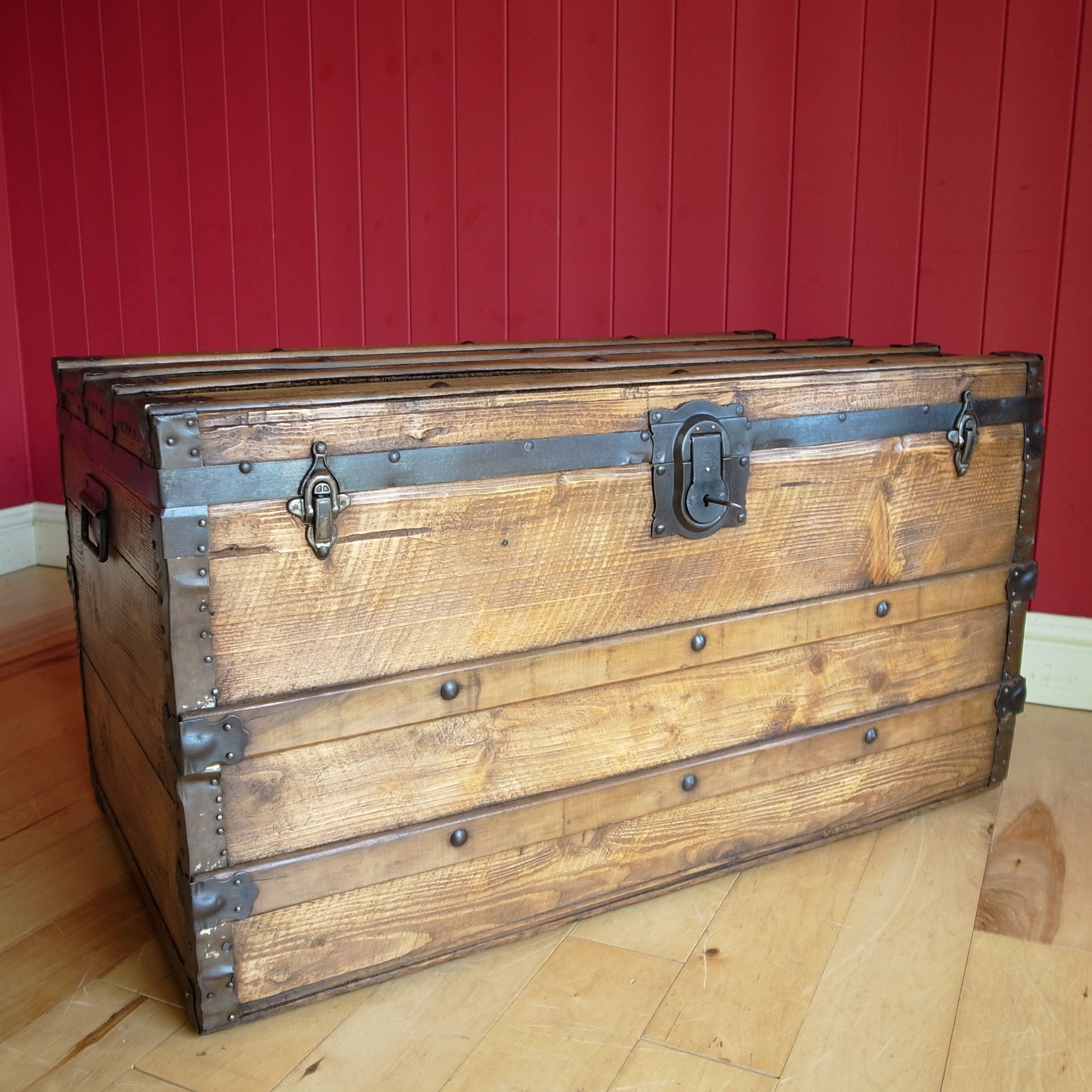 VINTAGE STEAMER TRUNK Coffee Table Storage Chest Old Travel Trunk Reclaimed Rustic Wooden Furniture