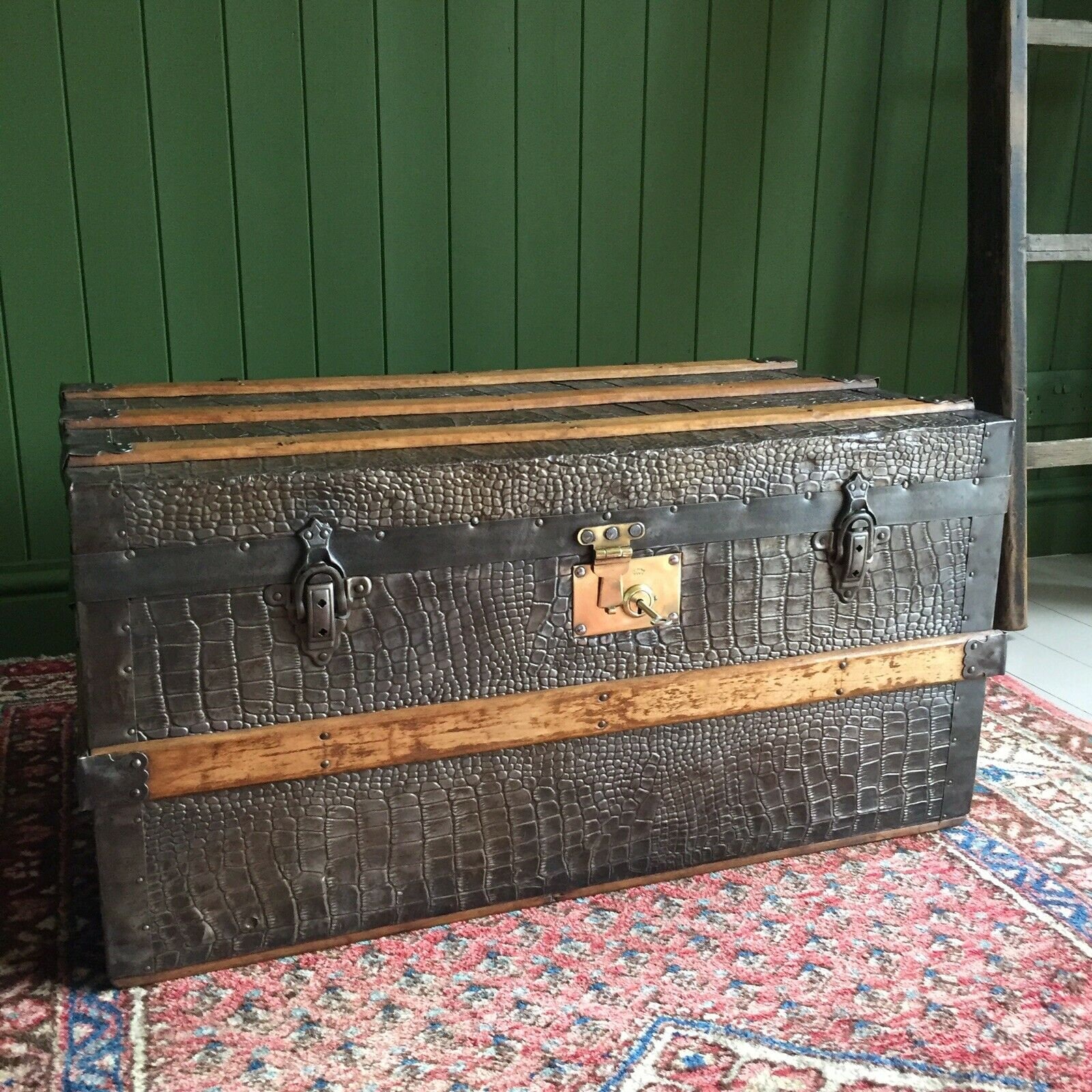 ANTIQUE Steamer TRUNK Coffee Table Old Victorian Gothic CHEST Key