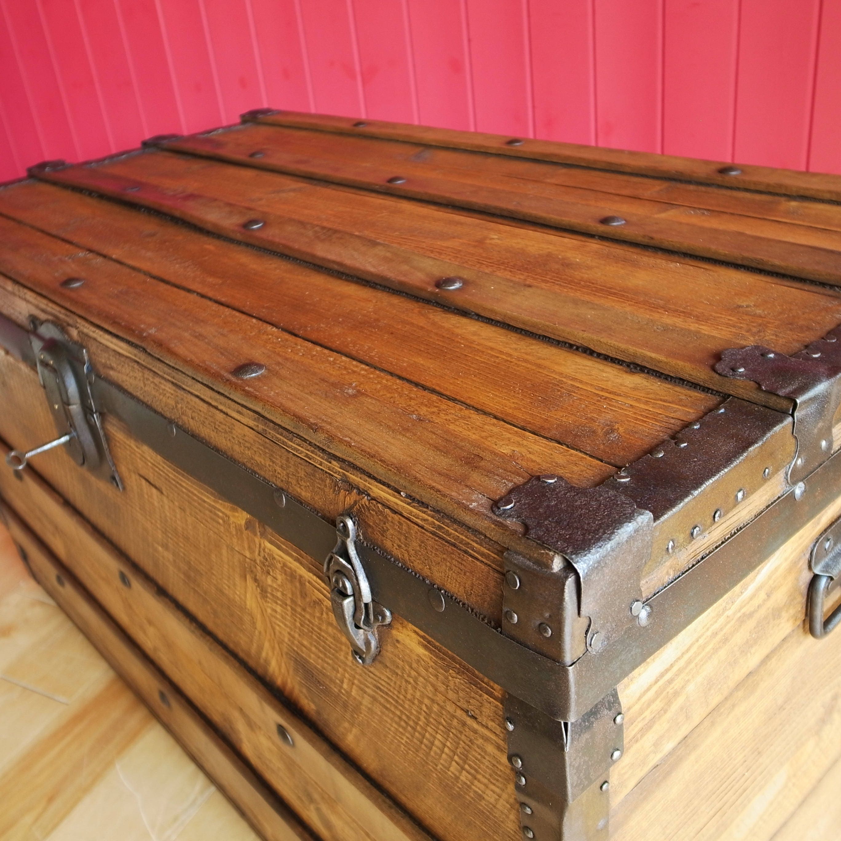 VINTAGE STEAMER TRUNK Coffee Table Storage Chest Old ...