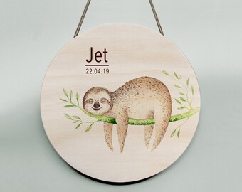 A personalised 20cm wooden wall hanging featuring a relaxed sloth! Customise with your own name and / or birthdate.