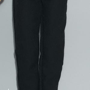 Puede incluir: Pantal&oacute;n negro de pierna recta. El pantal&oacute;n est&aacute; hecho de una tela suave y c&oacute;moda.