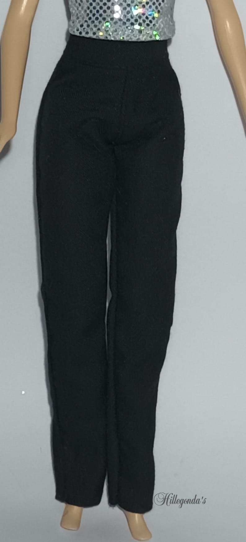 Puede incluir: Pantal&oacute;n negro de pierna recta. El pantal&oacute;n est&aacute; hecho de una tela suave y c&oacute;moda.