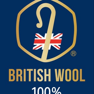 Puede incluir: Un logotipo dorado con un cayado de pastor y una bandera del Reino Unido dentro de una forma hexagonal. El texto "BRITISH WOOL 100%" est&aacute; debajo del logotipo.