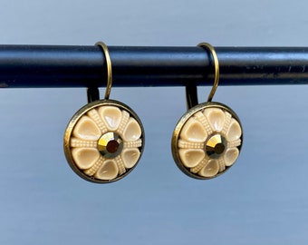 Antik Karamell Glas Knopf Ohrringe mit Gold Kristallen & Antik Messing Brisur Ohrhaken CGE25