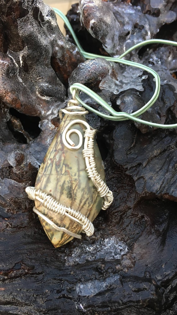 Hand Carved Jade ou agate figurine Pendentif /& Tressé Cordon Collier