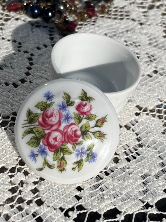 Limoges trinket box, porcelain tiny box, ring pres