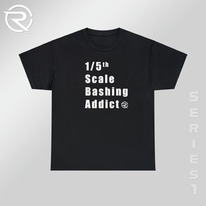 Peut inclure: T-shirt noir avec un texte blanc qui dit "1/5th Scale Bashing Addict®".