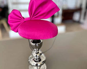 Zijden cocktailhoed met opvallende strik – Fuchsia roze fascinator | Elegant dameshoofddeksel, hoed voor bruiloftsgasten, minimalistische couturestijl