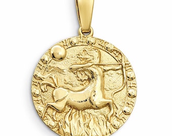 Puede incluir: Colgante dorado con el símbolo zodiacal de Sagitario. El colgante redondo representa un arquero centauro con arco y flecha, rodeado por un borde texturizado. Tiene un lazo en la parte superior para una cadena.
