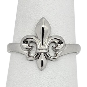 A silver ring with a fleur-de-lis design on it.
