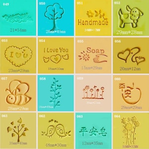 Könnte beinhalten: Ein Satz mit 10 Stempeln aus Gummi mit verschiedenen Designs, darunter ein Baum, ein Herz, eine Biene, eine Blume und ein Hund. Die Stempel sind gelb, grün und blau und haben Abmessungen in Millimetern.