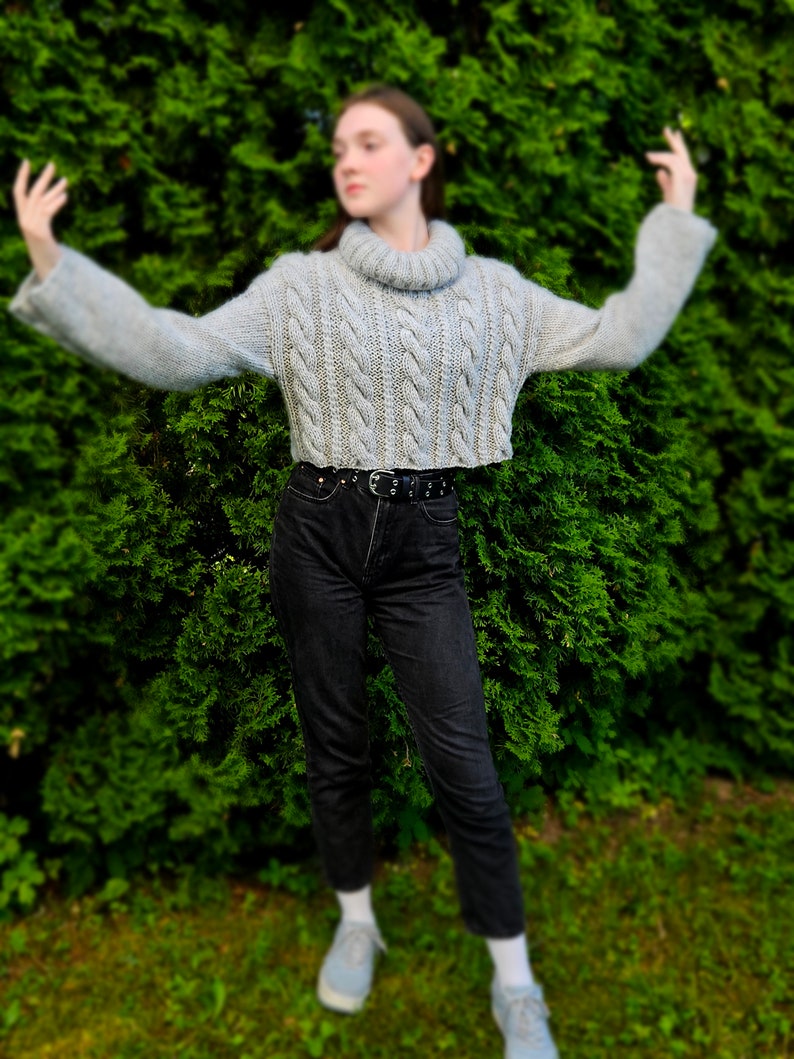 Hand knit short grey sweater made with classical cables image 3