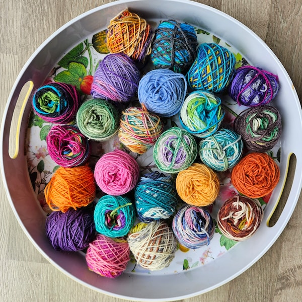 NOUVEAU Ensemble de mini écheveaux de fils multicolores vibrants - Cadeau parfait pour les amateurs de fils et les artisans, lot de 25 - 1148 yards