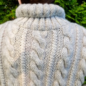 Hand knit short grey sweater made with classical cables image 4