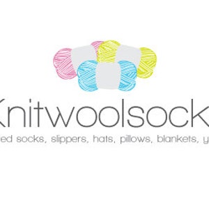 Puede incluir: Tres ovillos de lana en rosa, azul y amarillo. La lana est&aacute; envuelta alrededor de etiquetas blancas. KnitwoolsSocks est&aacute; escrito en gris debajo de los ovillos de lana. El texto debajo dice "Knitted socks, slippers, hats, pillows, blankets, yarns".
