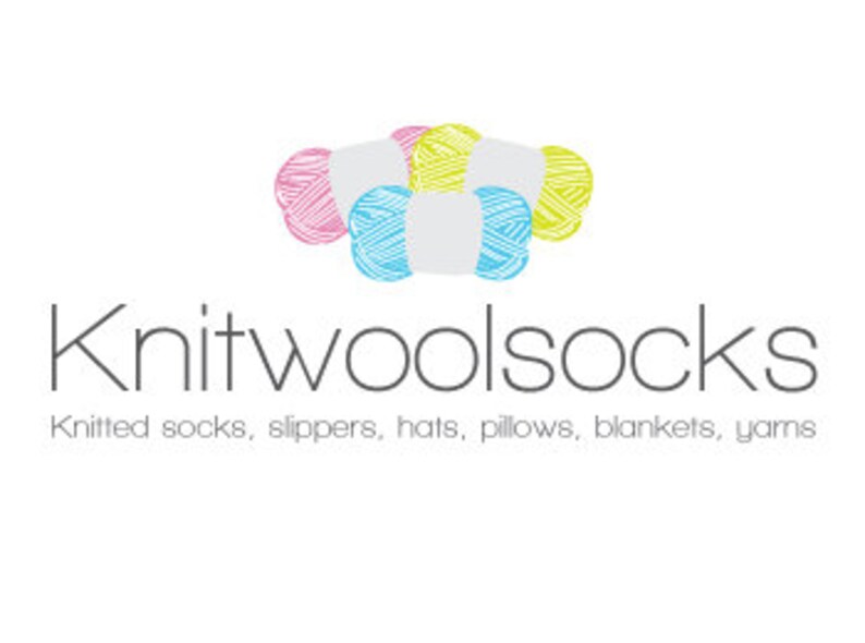 Puede incluir: Tres ovillos de lana en rosa, azul y amarillo. La lana est&aacute; envuelta alrededor de etiquetas blancas. KnitwoolsSocks est&aacute; escrito en gris debajo de los ovillos de lana. El texto debajo dice "Knitted socks, slippers, hats, pillows, blankets, yarns".