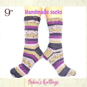 Puede incluir: Calcetines a rayas hechos a mano en colores morado, marr&oacute;n y beige. Los calcetines miden 9 pulgadas de largo.