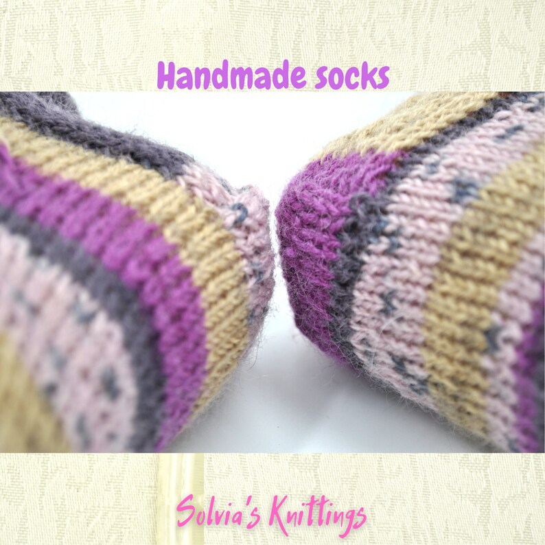 Puede incluir: Primer plano de un par de calcetines hechos a mano con un patr&oacute;n a rayas en tonos rosa, morado, gris y beige. Los calcetines est&aacute;n tejidos y tienen una textura suave y peluda.