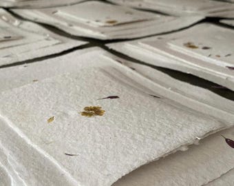 Lot de papier blanc recyclé artisanale avec inclusion florale