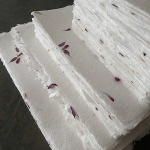 Papier blanc recyclé à inclusion florale papier rustique artisanale