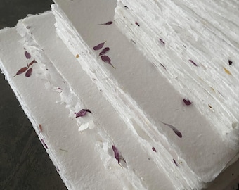 Papier blanc recyclé à inclusion florale papier rustique artisanale