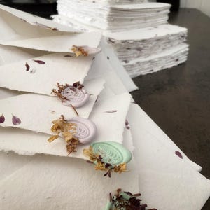 Enveloppe en papier recyclé blanc à inclusion format A6 avec cachet de cire