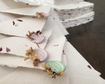 Enveloppe en papier recyclé blanc à inclusion format A6 avec cachet de cire