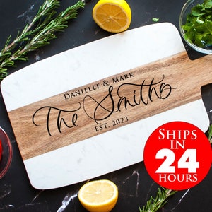 Personalisiertes Marmor- und Holz servierbrett | Personalisiertes Hochzeitsgeschenk | Haus Wärmendes Geschenk | Personalisiertes Familien Schneidebrett | Schließen