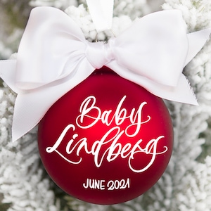 Baby Ankündigung Ornament - Weihnachten Schwangerschaftsankündigung - Rot mit weißer Beschriftung - - 2025 Baby kommt bald