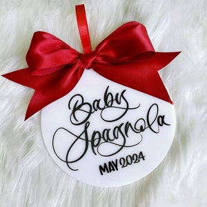 Babyankündigungsornament (flach) - Weißes Acryl Weihnachten Schwangerschaftsankündigung - Babyankündigung - 2025 Baby kommt bald