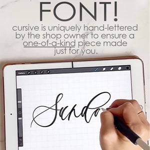 Puede incluir: Una mano utiliza un l&aacute;piz digital para escribir la palabra "Sunday" en cursiva en una tableta digital. El texto "NOT A FONT!" se muestra encima de la tableta. El texto debajo de la tableta dice "cursive is uniquely hand-lettered by the shop owner to ensure a one-of-a-kind piece made just for you." El nombre de usuario de Instagram "lisachu.calligraphy" se muestra en la parte inferior de la imagen.