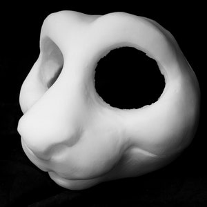 Tête de singe kemono / petite créature découpée et sculptée en mousse douce pour déguisements, mascottes et fursuits.