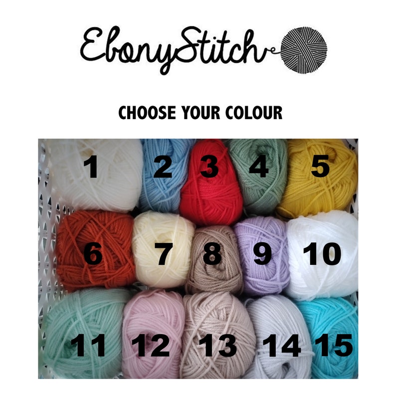 Puede incluir: Una selecci&oacute;n de madejas de hilo de colores en una cesta blanca. La imagen incluye el texto "Ebony Stitch" y "CHOOSE YOUR COLOUR". Se muestran quince ovillos de hilo numerados en varios colores, incluyendo blanco, azul, rojo, verde y amarillo.
