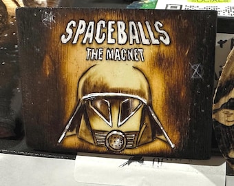Imán de Spaceballs: Arte de madera con casco oscuro quemado a mano