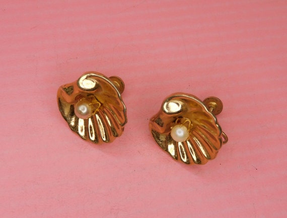 Vintage Gold and Pearl Clam Screwback Earrings