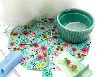 Kit de alfiletero - Plato de cerámica verde - Tela floral
