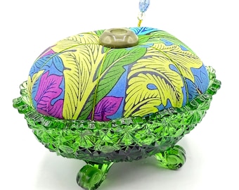 Alfiletero - Tela Kaffe Fassett William Morris - Vidrio verde - Cuatro patas - Patrón de botones y margaritas