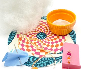 Kit de alfiletero - Plato de cerámica naranja - Flor a cuadros rosa y naranja